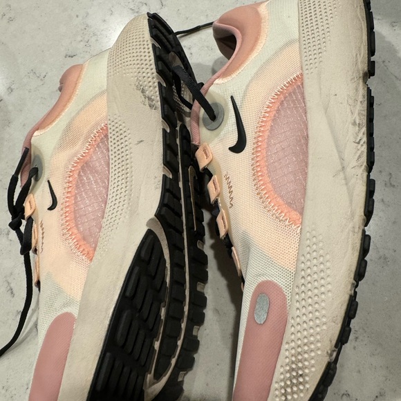 Women’s Nikes - Picture 5 of 9